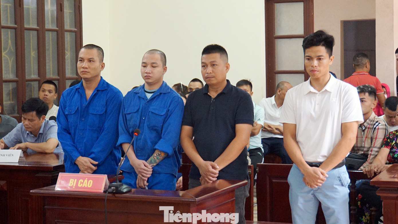 Bốn bị cáo tại tòa.