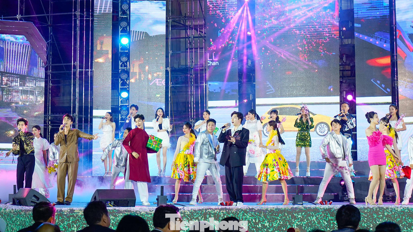 Các nghệ sĩ, ca sĩ biểu diễn các tiết mục được dàn dựng công phu với chủ đề 3 phần "Nhịp điệu thời gian", " Hơi thở mùa xuân" và "Khát vọng năm mới".