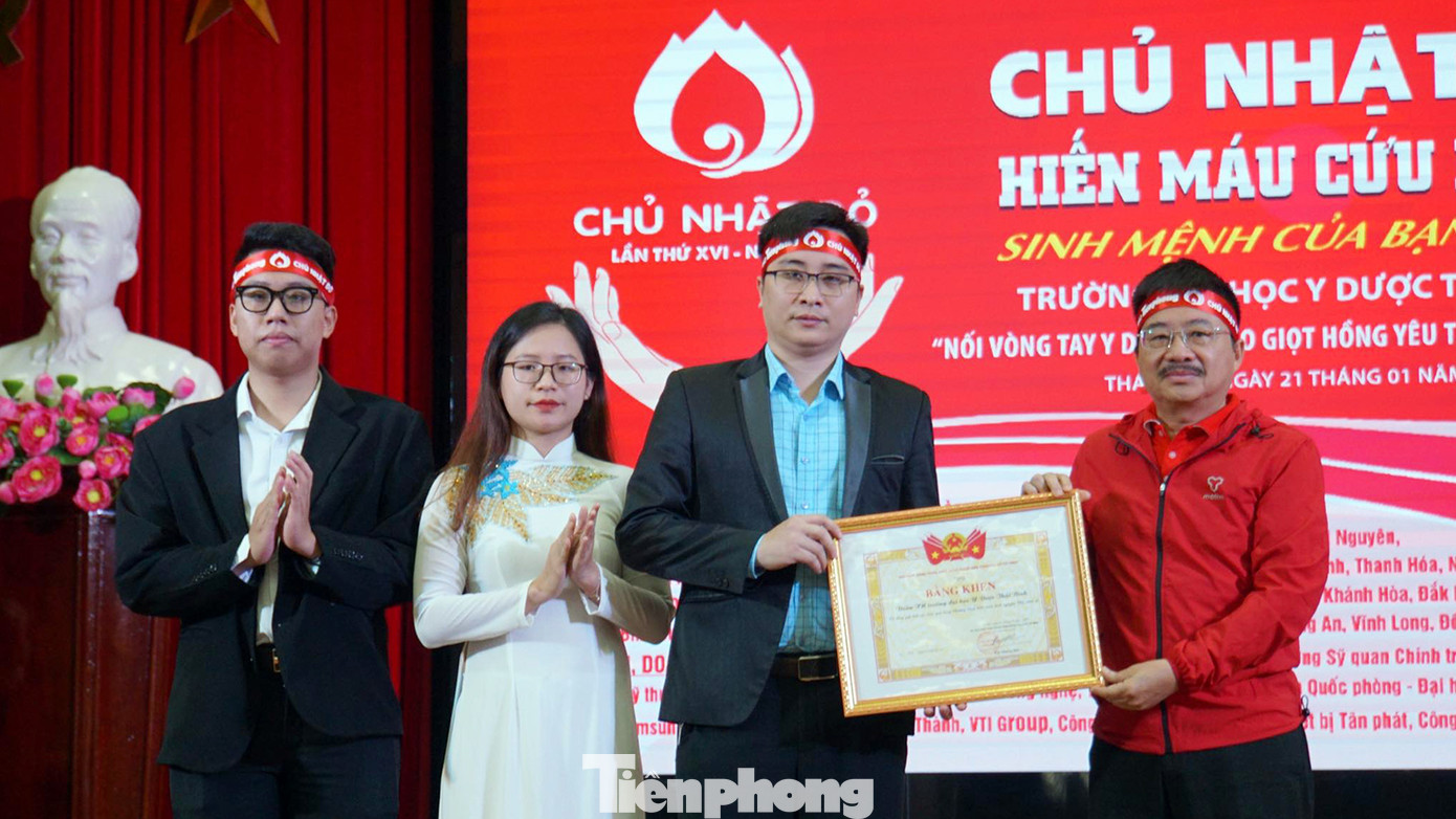 Đồng thời, trao bằng khen của Bí thư thứ nhất T.Ư Đoàn cho các cá nhân, tập thể tại tỉnh Thái Bình đã có nhiều đóng góp tích cực, hiệu quả trong chương trình hiến máu tình nguyện Chủ Nhật Đỏ ở địa phương.