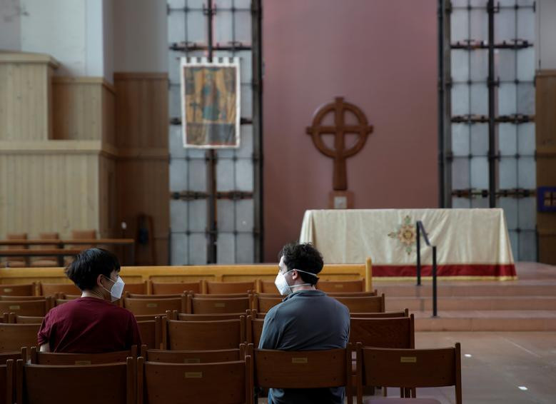 Một người ngồi theo dõi sau tiêm ở nhà thờ Saint Mark&apos;s Episcopal, Seattle, Washington (Mỹ).