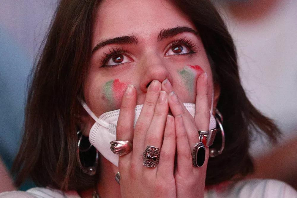 Một cổ động viên Ý hồi hộp theo dõi trận đấu giữa Ý và Thổ Nhĩ Kỳ tại sân Stadio Olimpico (Rome). Đội tuyển Ý đã thắng trận đấu này với tỉ số 3-0. Một cổ động viên Ý hồi hộp theo dõi trận đấu giữa Ý và Thổ Nhĩ Kỳ tại sân Stadio Olimpico (Rome). Đội tuyển Ý đã thắng trận đấu này với tỉ số 3-0.