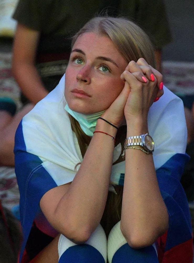 Một fan nữ theo dõi trận đấu trên màn hình lớn ở St. Petersburg (Nga). Một fan nữ theo dõi trận đấu trên màn hình lớn ở St. Petersburg (Nga).