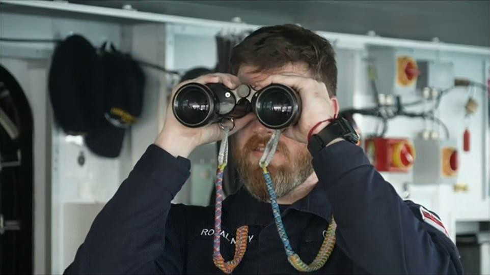 Chỉ huy tàu HMS Defender - Vincent Owen. Ảnh: Daily Mail Chỉ huy tàu HMS Defender - Vincent Owen. Ảnh: Daily Mail