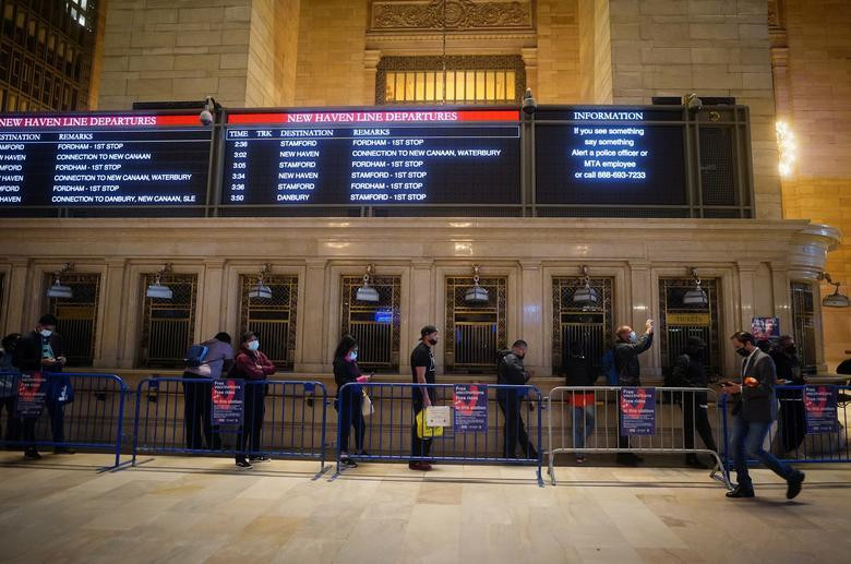 Người dân xếp hàng chờ tiêm vắc xin tại ga tàu Grand Central Station Terminal ở Manhattan (New York).