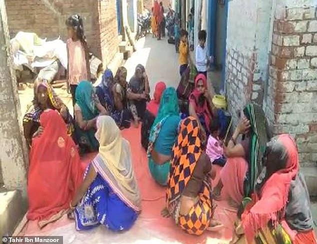 Gia đình Surbhi vui buồn lẫn lộn trong sự cố hi hữu. Ảnh: Daily Mail