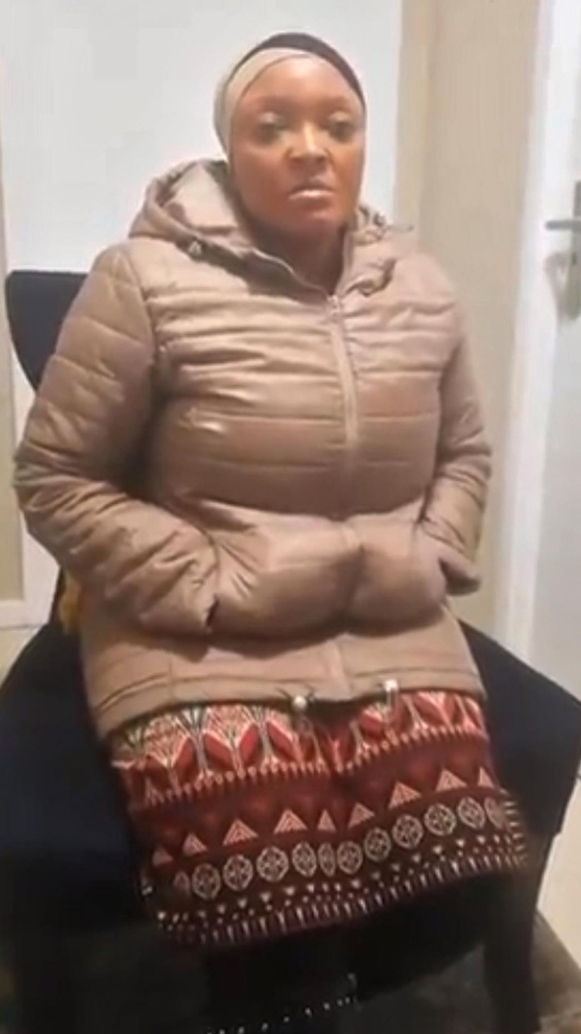 Sithole được đưa đến bệnh viện để kiểm tra sức khoẻ tâm thần. Ảnh: The Sun Sithole được đưa đến bệnh viện để kiểm tra sức khoẻ tâm thần. Ảnh: The Sun