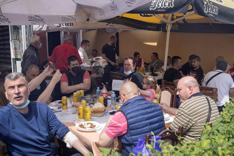 Khách hàng dùng bữa tại một nhà hàng, nơi mọi người đang tiêm vắc xin Sinopharm của Trung Quốc ở Kragujevac (Serbia). Nhà hàng Biblioteka kod Milutina tuyên bố sẽ tặng bữa ăn miễn phí cho bất kỳ ai quyết định chủng ngừa.