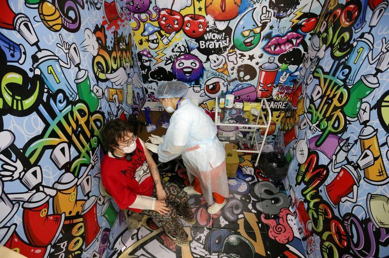 Một người được tiêm vắc xin QazCovid-in tại mọt trung tâm mua sắm và giải trí ở Almaty (Kazakhstan). Kazakhstan sử dụng vắc xin QazCovid-in, còn được gọi là QazVac, do nước này tự phát triển, để tiêm hàng loạt.