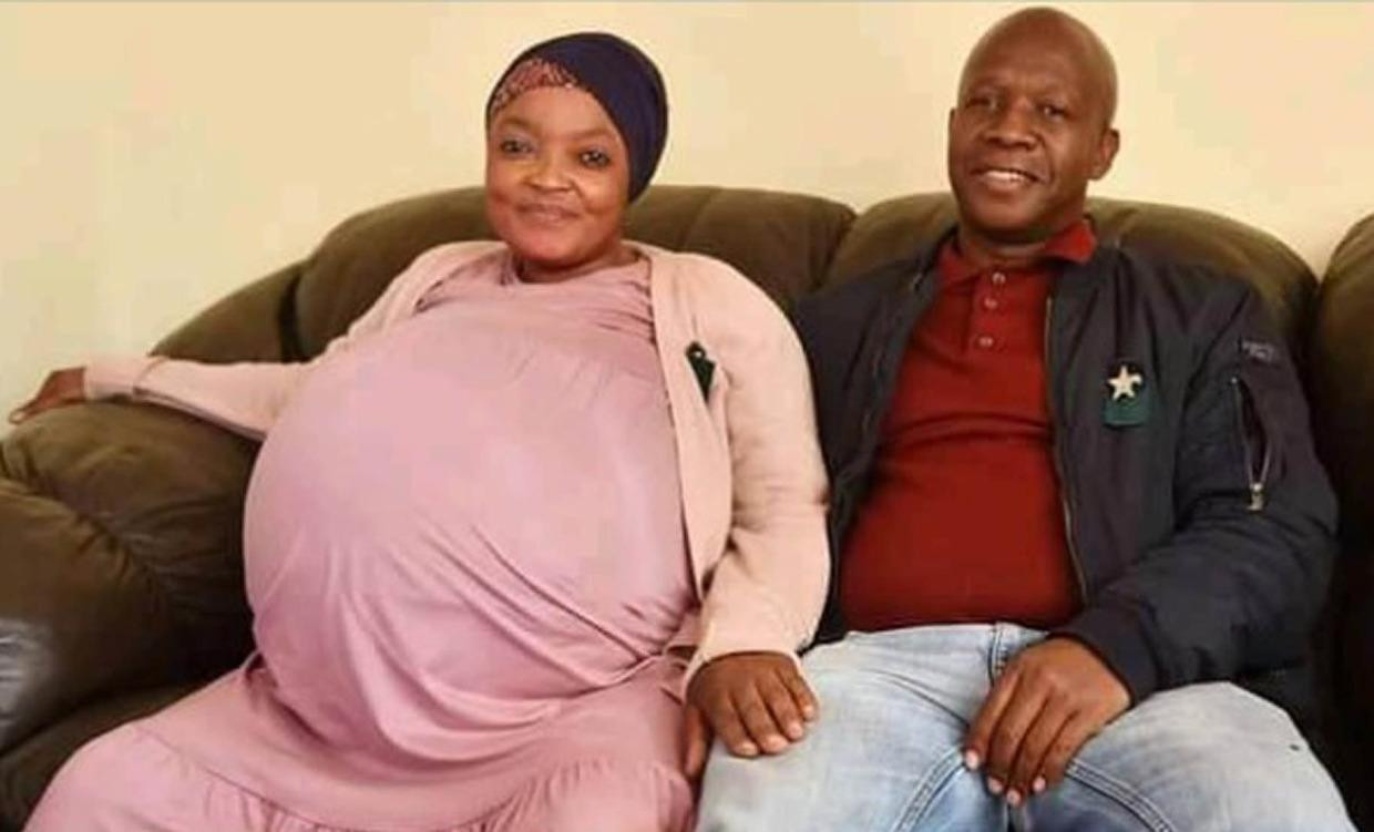 Sithole và bạn trai Tsotetsi. Ảnh: The Sun Sithole và bạn trai Tsotetsi. Ảnh: The Sun