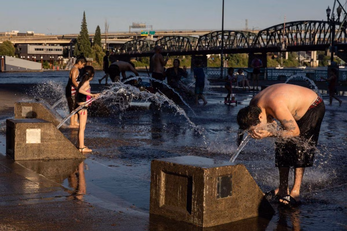 Người dân Portland làm mát tại các đài phun nước. Ảnh: Bloomberg