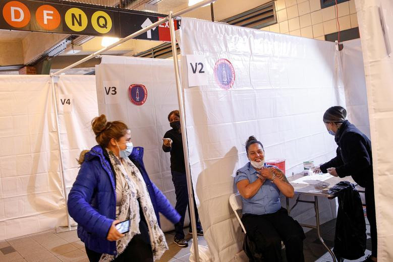 Điểm tiêm chủng tại ga tàu điện ngầm Coney Island ở Brooklyn, New York (Mỹ).
