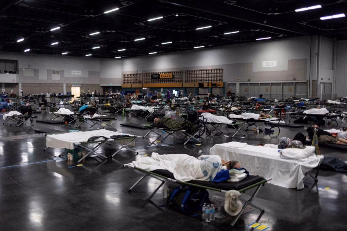 Trung tâm sơ tán, làm mát ở Portland. Ảnh: Reuters