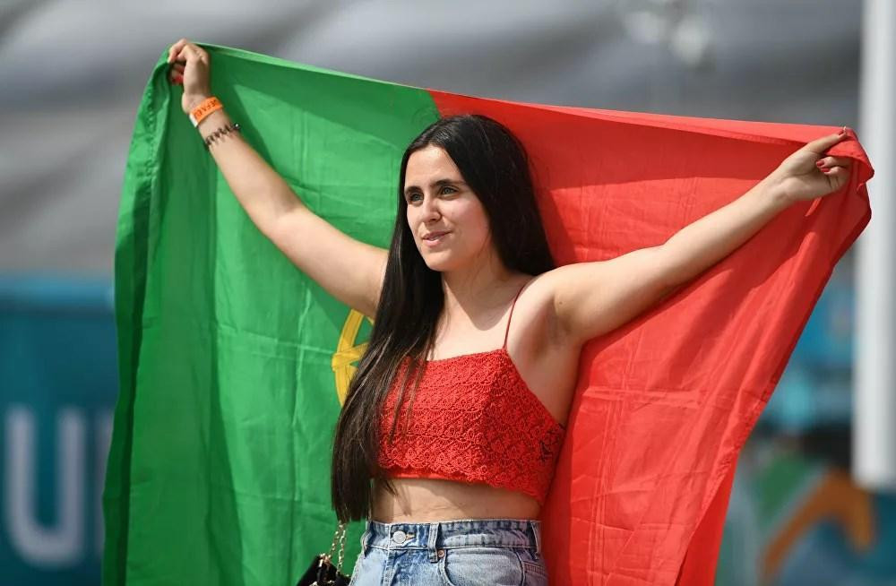 Cổ động viên Bồ Đào Nha tạo dáng bên ngoài sân vận động Allianz Arena (Munich, Đức) trước trận Đức – Bồ Đào Nha. Cổ động viên Bồ Đào Nha tạo dáng bên ngoài sân vận động Allianz Arena (Munich, Đức) trước trận Đức – Bồ Đào Nha.