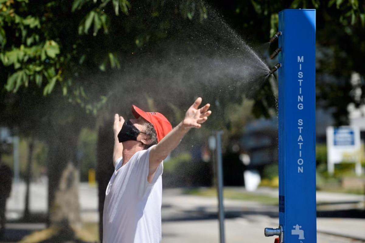 Một trạm phun sương làm mát ở British Columbia (Canada). Ảnh: Reuters
