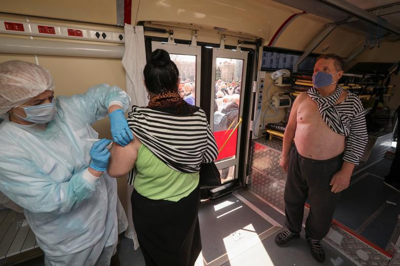 Một phụ nữ tiêm vắc xin Sputnik V tại một điểm tiêm chủng lưu động trên xe buýt ở Simferopol (Crimea, Nga).