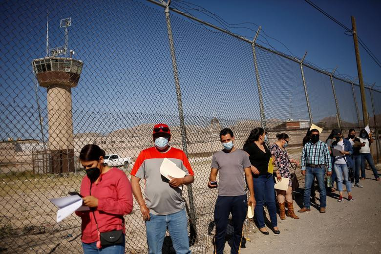 Giáo viên xếp hàng chờ tiêm vắc xin CanSino (Trung Quốc) bên ngoài căn cứ quân sự ở Ciudad Juarez (Mexico).