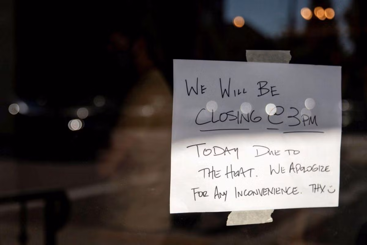 Một cửa hàng ở Portland đóng cửa sớm vì quá nóng. Ảnh: Bloomberg