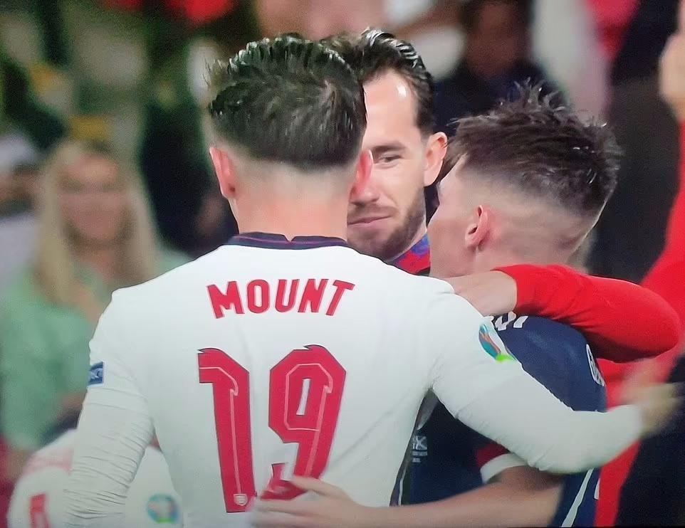 Đây cũng là lần đầu tiên Gilmour ra sân dưới màu áo đội tuyển quốc gia. Ảnh: Daily Mail