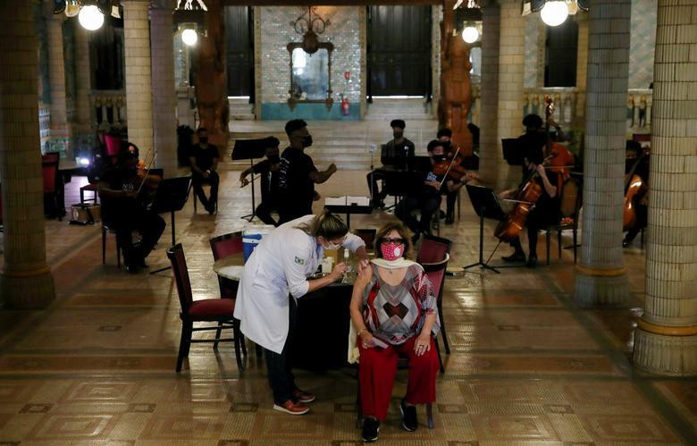 Một nhân viên y tế tiêm vắc xin AstraZeneca tại nhà hát thành phố ở Rio de Janeiro (Brazil).