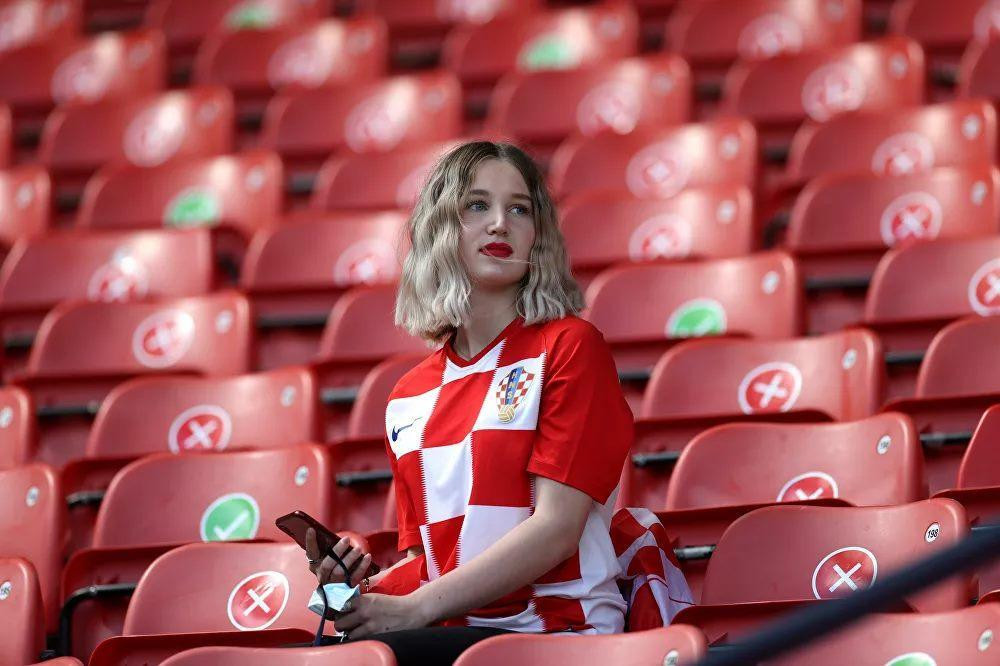 Nữ cổ động viên Croatia ngồi một mình trên khán đài sân vận động Glasgow (Scotland) trước trận đấu giữa Croatia và Cộng hòa Séc. Nữ cổ động viên Croatia ngồi một mình trên khán đài sân vận động Glasgow (Scotland) trước trận đấu giữa Croatia và Cộng hòa Séc.