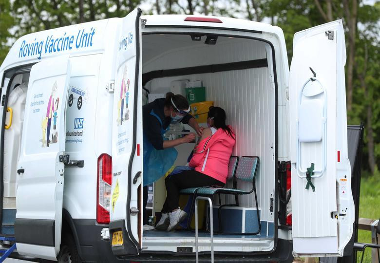 Một phụ nữ được tiêm vắc xin tại điểm tiêm chủng di động trong công viên Northumberland khi số ca mắc COVID-19 biến chủng mới gia tăng ở Shiremoor, North Tyneside, Anh.