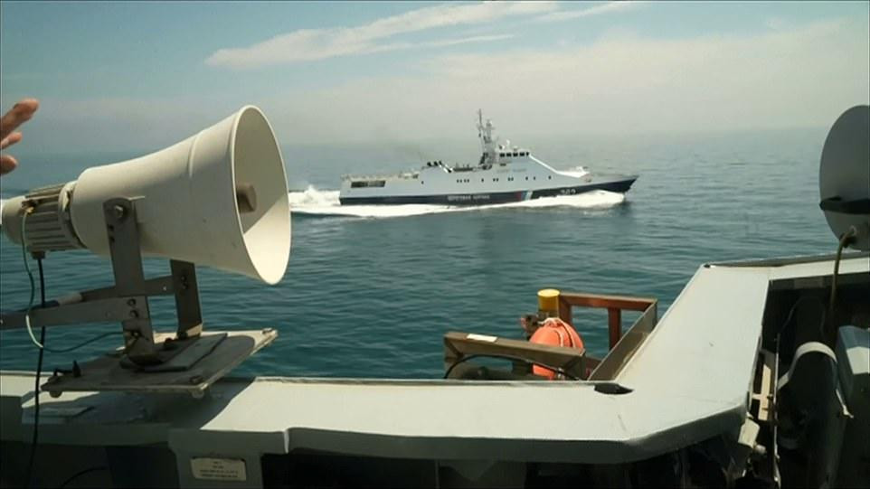 Tàu Hạm đội Biển Đen Nga tiếp cận tàu khu trục Anh ở khoảng cách 100m. Ảnh: Daily Mail Tàu Hạm đội Biển Đen Nga tiếp cận tàu khu trục Anh ở khoảng cách 100m. Ảnh: Daily Mail