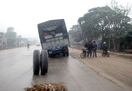 Chiếc xe gãy trục, văng mất bánh, cày một vệt dài trên đường