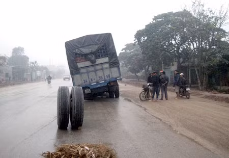 Chiếc xe gãy trục, văng mất bánh, cày một vệt dài trên đường