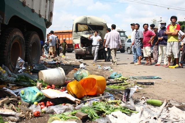 Những gì còn vương vãi lại sau vụ tai nạn kinh hoàng