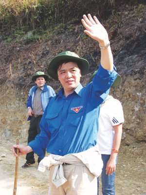 Anh Hoàng Bình Quân cùng thanh niên tình nguyện khi còn là Bí thư thứ nhất T.Ư Đoàn. Anh Hoàng Bình Quân cùng thanh niên tình nguyện khi còn là Bí thư thứ nhất T.Ư Đoàn