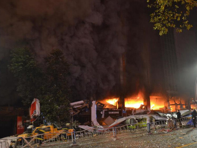 Đám cháy lan rộng