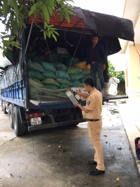 Bắt giữ gần 1000 chai rượu ngoại không có giấy tờ hợp lệ ảnh 1