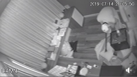 Nhật Kim Anh 'cầu cứu' cộng đồng mạng sau vụ trộm phá két sắt lấy 5 tỷ đồng ảnh 1