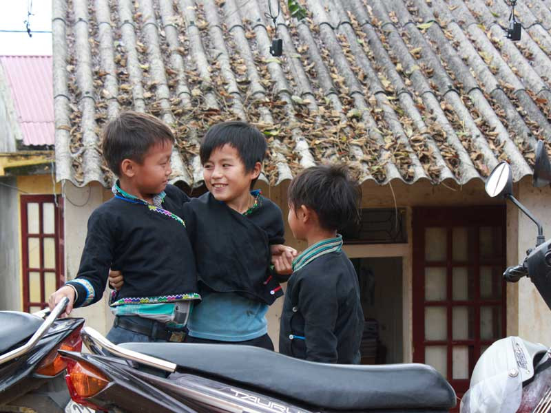 Các em đến sớm để nhận quà