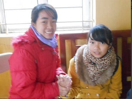 Hai chị em vui mùng khi gặp nhau