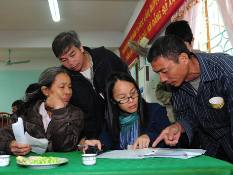 Bà Ngô Thị Thúy Hằng (thứ 2 phải sang) tư vấn tìm liệt sỹ tại Hòa Lâm, Ứng Hòa