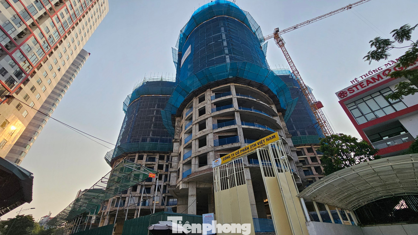 Theo ghi nhận của PV, sau 5 năm “đắp chiếu” tòa chung cư Skyview Plaza thuộc dự án Khu hỗn hợp nhà ở, dịch vụ công cộng, văn phòng và trường học tại số 360 Giải Phóng được chủ đầu tư triển khai xây dựng trở lại.