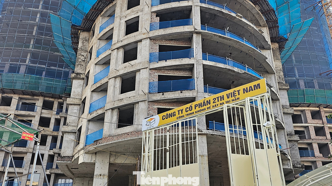 Tòa cao ốc Skyview Plaza được Sở Xây dựng Hà Nội cấp phép đầu năm 2019, xây dựng trên khu đất có diện tích 4.879m2, quy mô cao 35 tầng nổi + 5 tầng hầm (chưa kể tum thang), tổng diện tích sàn xây dựng hơn 130.000 m2; mật độ xây dựng 62,1%.