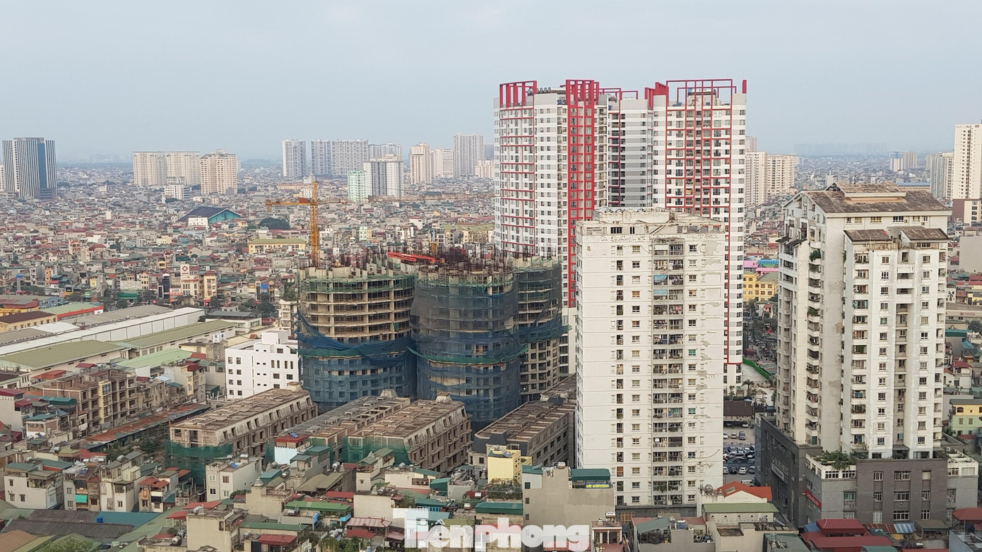 Dự án chia làm 2 giai đoạn, giai đoạn 1 triển khai từ năm 2016 gồm 3 tòa IP1 (kí hiệu CT), tòa IP2 (kí hiệu HH2 ) và tòa IP3 (kí hiệu HH1 ) cao 29 tầng (tên thương mại là chung cư Imperial Plaza) hiện đã đưa vào sử dụng. Trong khi đó giai đoạn 2 chủ đầu tư cho xây dựng tòa IP4 (ký hiệu HH3 – chung cư Skyview Plaza) từ quý III/2017. Đến cuối năm 2018 tòa cao ốc này xây đến tầng 14 thì bất ngờ tạm dừng và nằm “đắp chiếu”. Ảnh tư liệu.