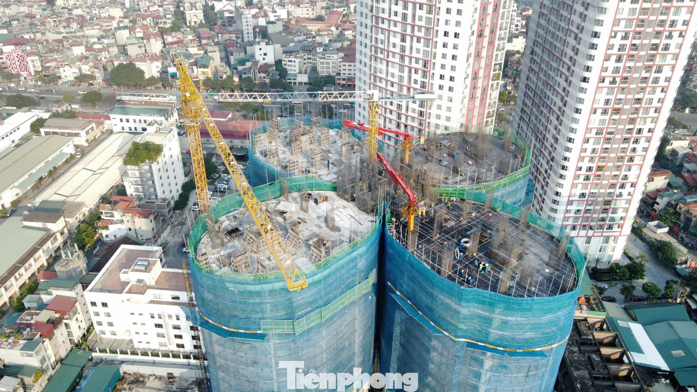 Tại thời điểm ngày 22/11, tòa cao ốc này xây dựng đến tầng 18, công nhân tấp nập thi công.