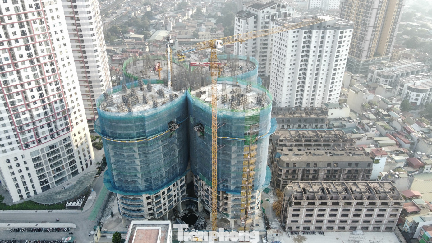 Theo phê duyệt ban đầu dự án gồm 3 tòa chung cư cao 29 tầng (ký hiệu HH1, HH2, CT) và khu nhà vườn thấp tầng. Tuy nhiên, sau đó chủ đầu tư xin điều chỉnh quy hoạch theo hướng giảm phần diện tích đất ở thấp tầng và tăng diện tích đất hỗn hợp nhà ở cao tầng để “nhồi” thêm tòa chung cư cao 35 tầng (ký hiệu HH3) vào dự án.