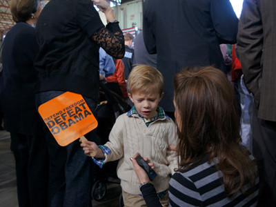 Cậu bé này bật khóc khi mẹ cứ bắt phải hò reo ủng hộ ông Romney . Cậu bé này bật khóc khi mẹ cứ bắt phải hò reo ủng hộ ông Romney