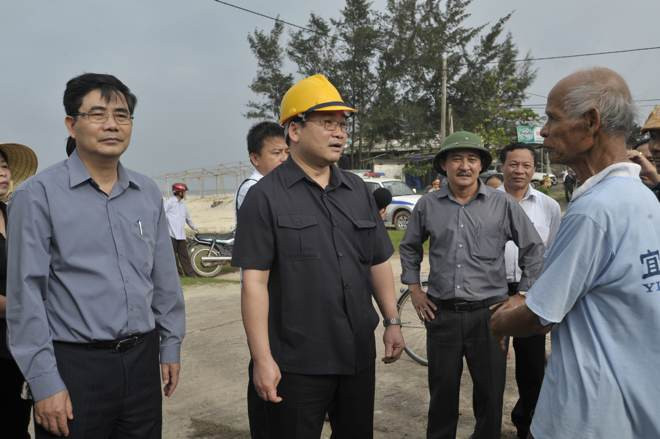 Phó Thủ tướng Hoàng Trung Hải thăm Trường mầm non Hải Khê (Quảng Trị) - nơi bà con tránh bão.