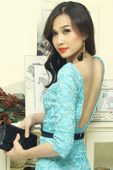 Nhưng lại khoét lưng vô cùng táo bạo