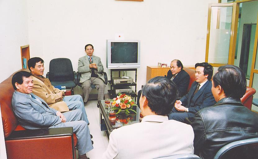 Đồng chí Nguyễn Minh Triết, nguyên Ủy viên Bộ Chính trị, Bí thư Thành ủy TP. HCM (sau này là Chủ tịch nước) đến thăm Tòa soạn (2001).