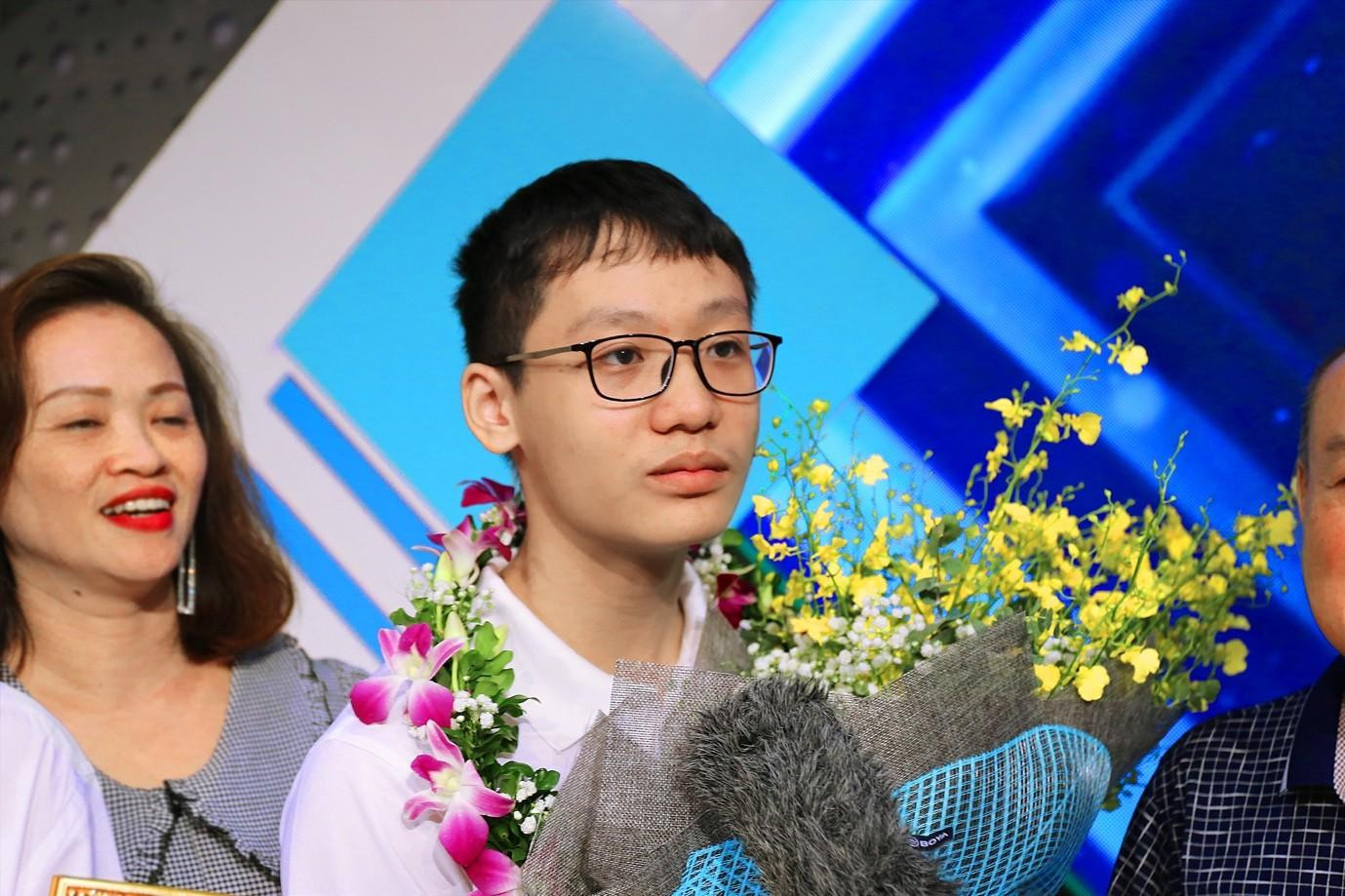 Lưu Đào Dũng Trí là thí sinh đầu tiền mang cầu truyền hình về cho trường THPT Chuyên ĐH Sư phạm Hà Nội.