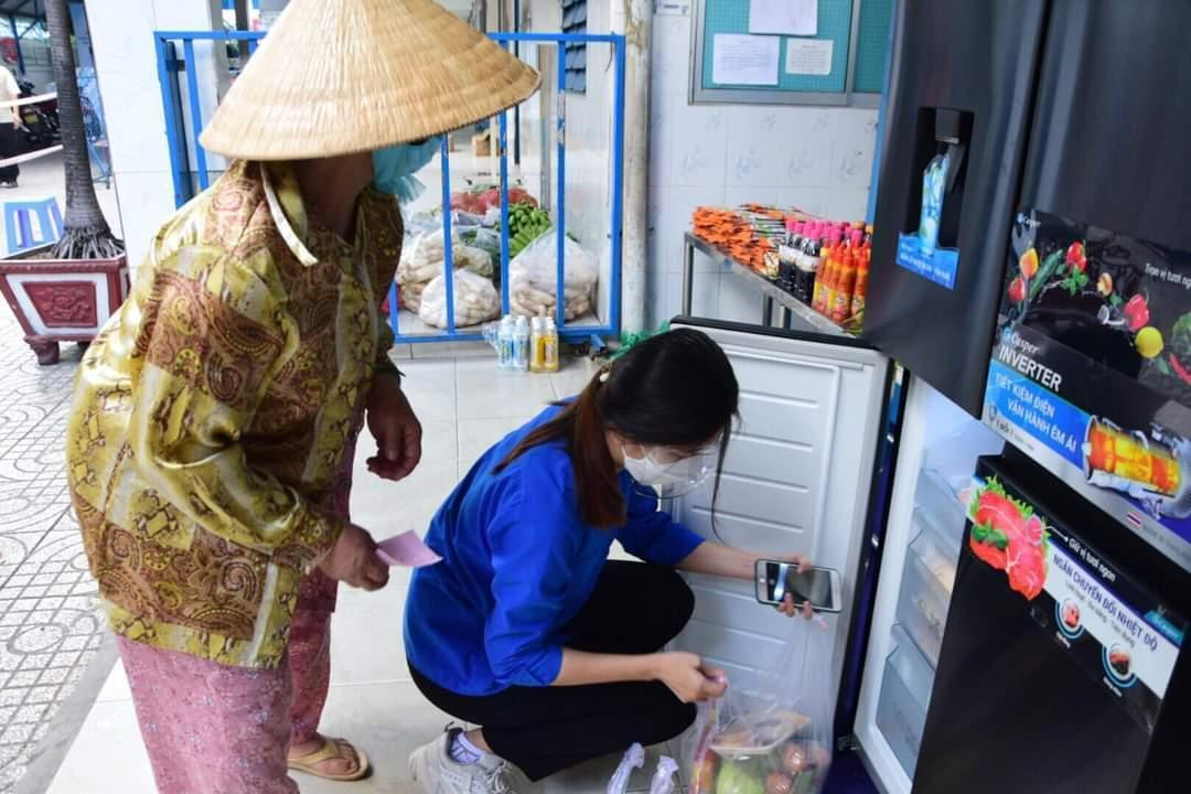 Những chiếc tủ lạnh giúp người dân ở các khu phong tỏa, người dân khó khăn, yếu thế cải thiện bữa ăn hằng ngày.