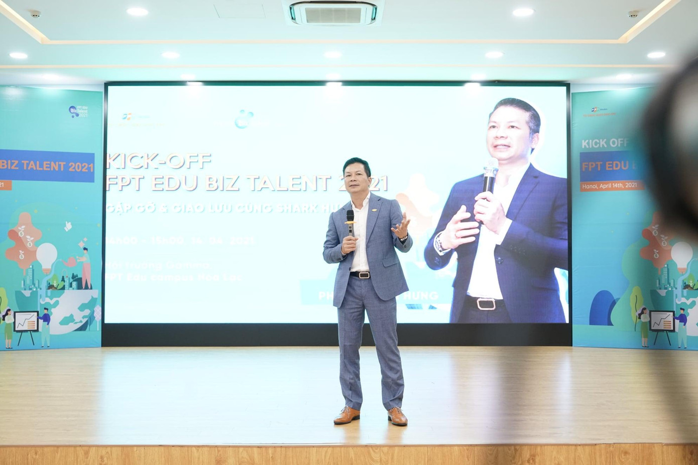 Nhiều câu chuyện truyền cảm hứng cùng những kinh nghiệm khởi nghiệp kinh doanh hữu ích được Shark Hưng chia sẻ tới sinh viên.