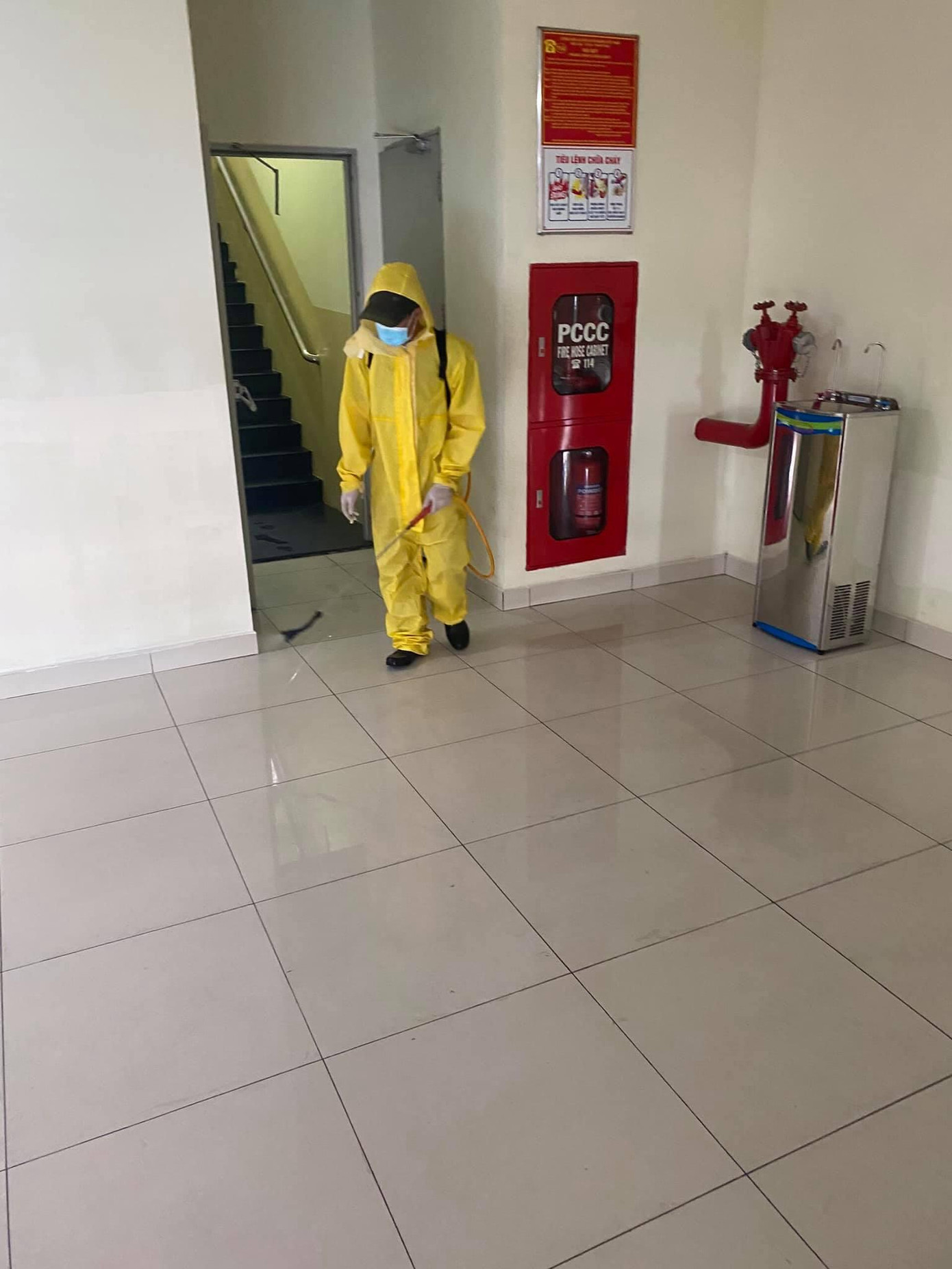 Phun sát khuẩn toàn bộ 4 khối nhà để đảm bảo an toàn phòng dịch.
