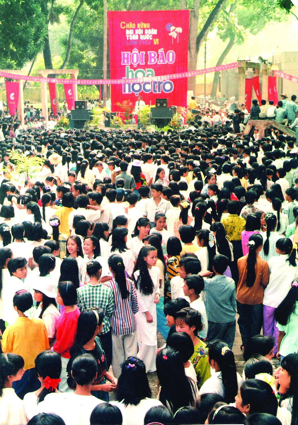 Hội báo Hoa Học Trò lần thứ nhất tại Công viên Bách Thảo, Hà Nội (1992).
